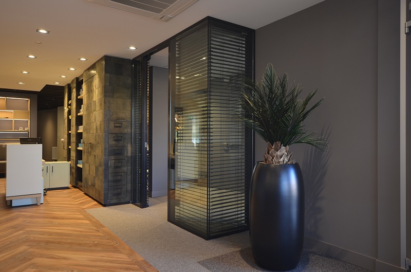 De interieurontwerper van deze audicien is StudioCentro, de interieurstylist met ervaring en creativiteit.
