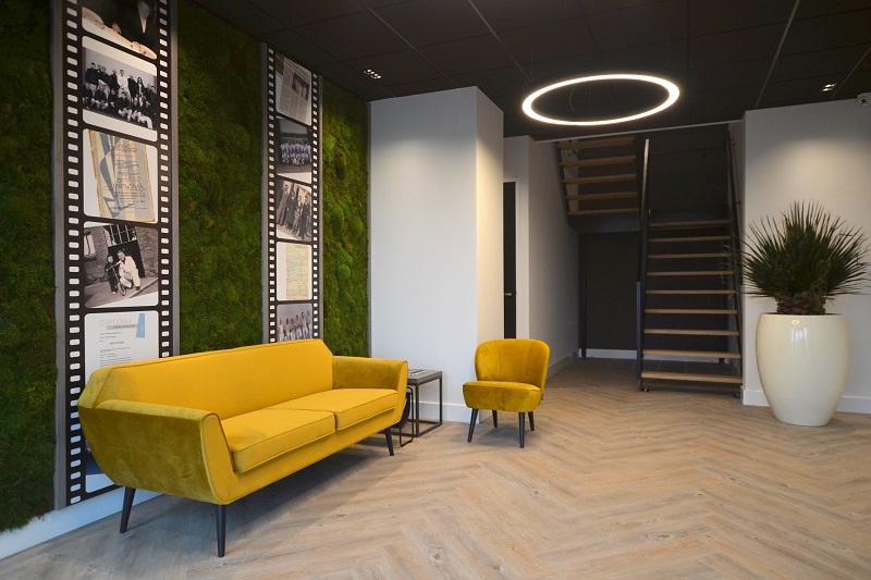 De interieurontwerper van de entreehal in dit bedrijf is StudioCentro, de creatieve binnenhuisarchitect uit Lunteren.