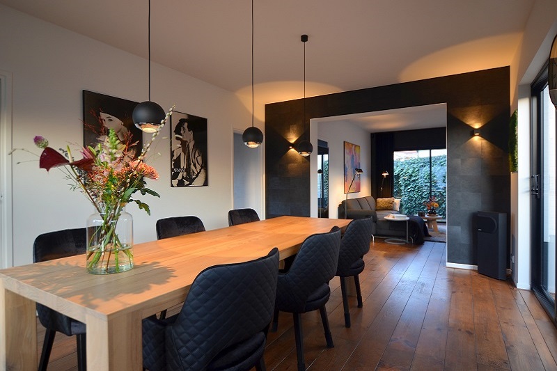 De interieurontwerper van deze strak moderne eetkamer is StudioCentro, dé binnenhuisarchitect in Amsterdam.