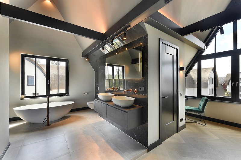 De interieurontwerper van deze moderne badkamer is StudioCentro, dé binnenhuisarchitect in Laren. 